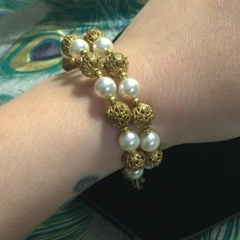 Vintage Old Hollywood 50s/60s gold toned filigree and faux pearl wrap bracelet - Picture 3 of 3